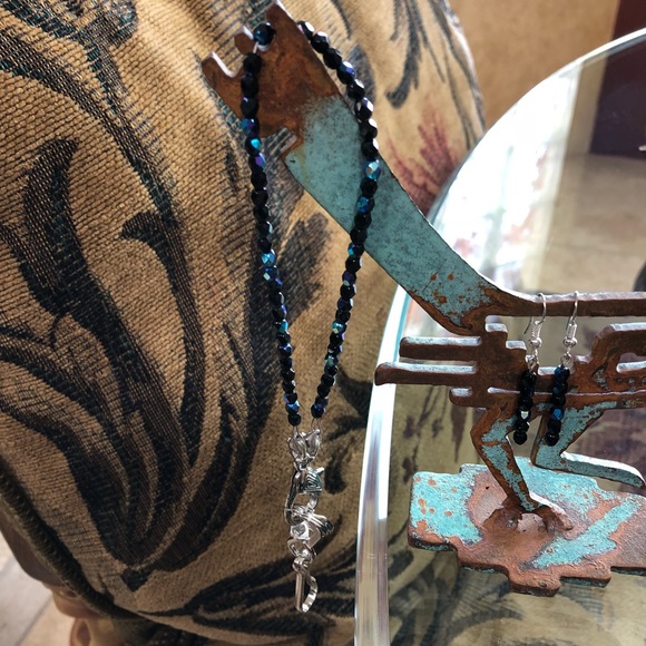 Earrings with key/badge wristlet or bracelet - Picture 2 of 8